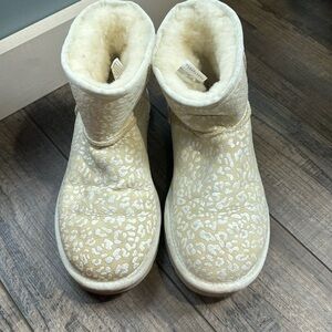 Women’s UGG Cheetah Print White boots!  Ankle Boot. Size 6